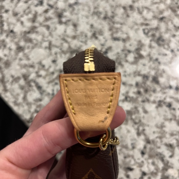 Louis Vuitton - Picture 2 of 5